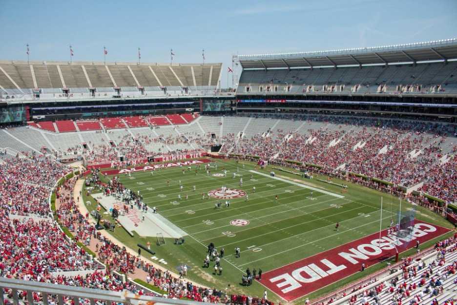 Live Betting NCAA Football: Strategies for Halftime Odds and In-Game Swings