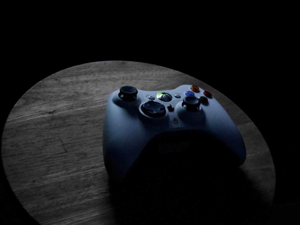 Picture of an XBOX pad on a wooden surface